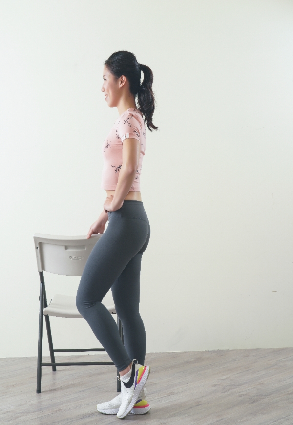 60歲,從常跌倒進步到單腳站立也很穩!珍珍教練:6個動作在家練_img_7