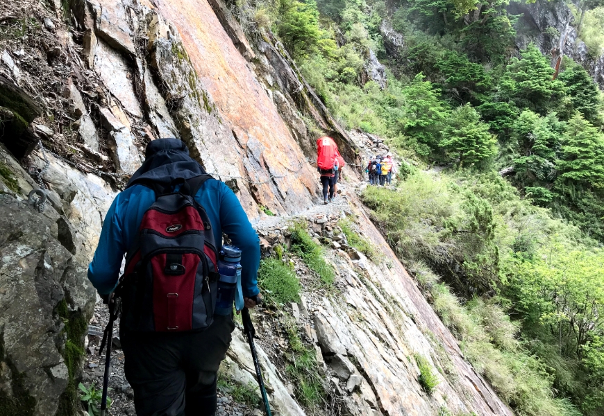 膝蓋開過刀,76歲還能登玉山嗎?鄭奕富一家:用充分準備與支持,取代對長輩的過度保護_img_1