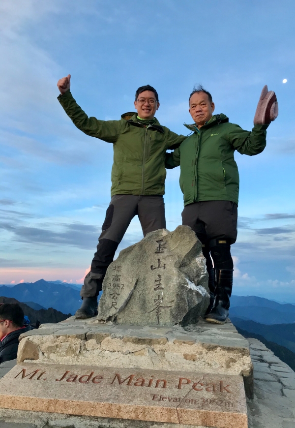 膝蓋開過刀,76歲還能登玉山嗎?鄭奕富一家:用充分準備與支持,取代對長輩的過度保護_img_2