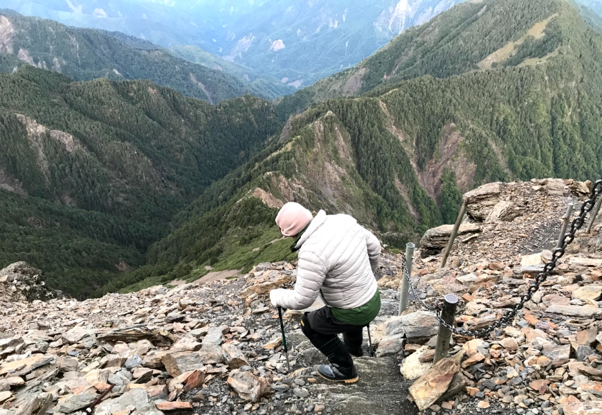 膝蓋開過刀,76歲還能登玉山嗎?鄭奕富一家:用充分準備與支持,取代對長輩的過度保護_img_3