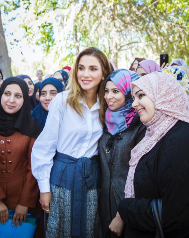 外媒票選「全球最優雅女性」!51歲約旦王后穿搭3重點,穿出高雅氣質_img_5