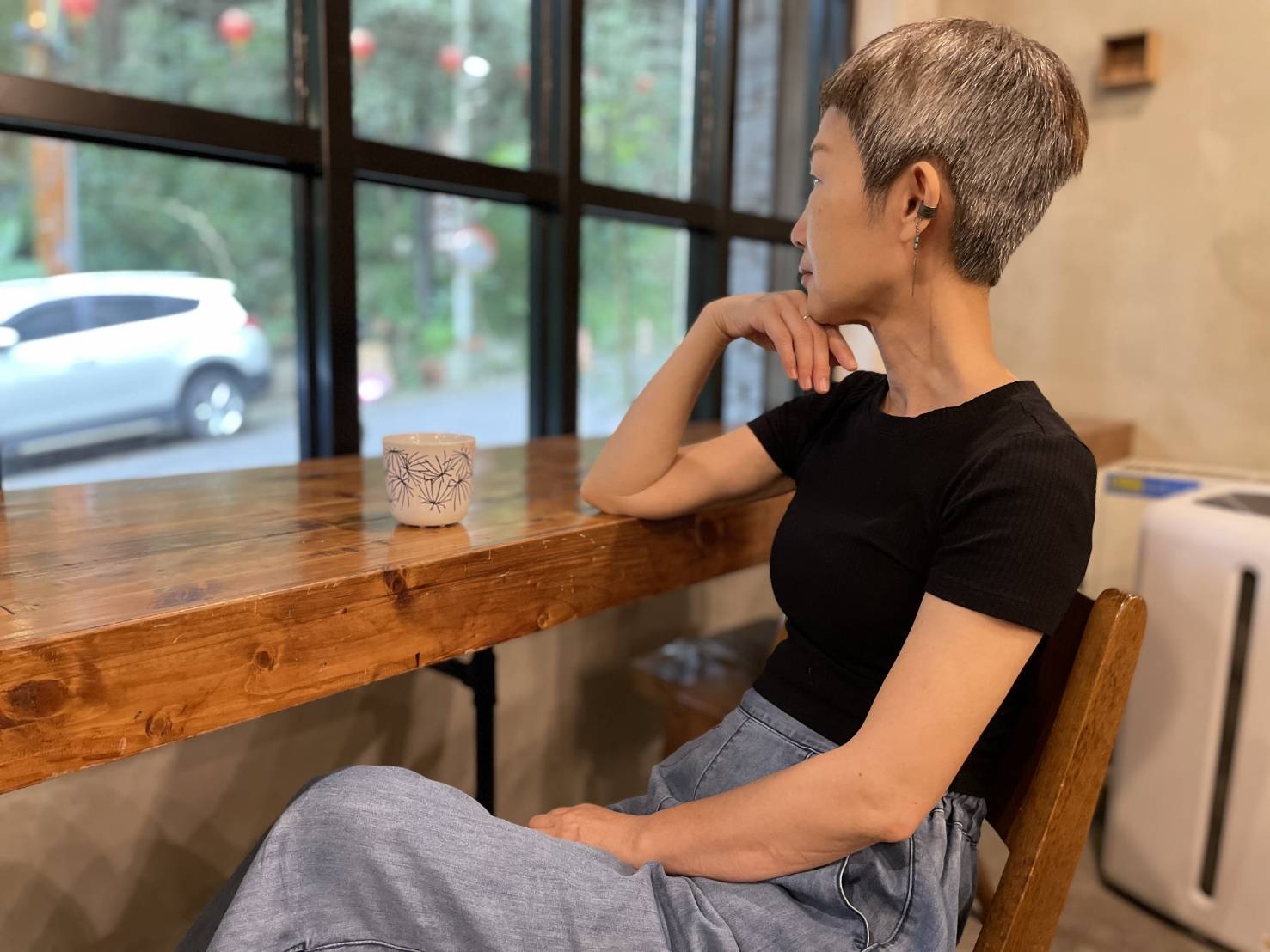 不染髮的勇氣!郭愛華:穿搭3原則,灰白髮也時尚 _img_1