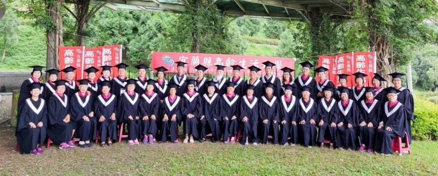 穿上學士服想哭！宜蘭縣高齡生活大學，讓窮當童養媳80歲四姊妹完成大學夢_img_2