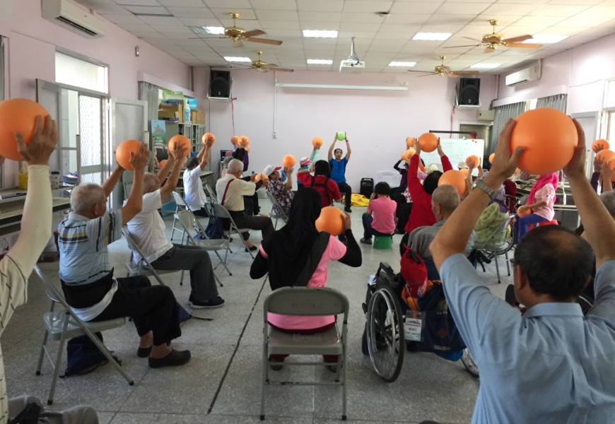 沒有健身房就用小包包練！花蓮縣推「運動舒包」課，長者中風後重新騎回腳踏車_img_1