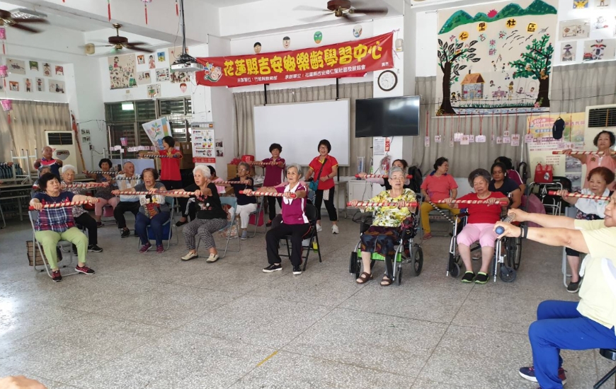 沒有健身房就用小包包練！花蓮縣推「運動舒包」課，長者中風後重新騎回腳踏車_img_3