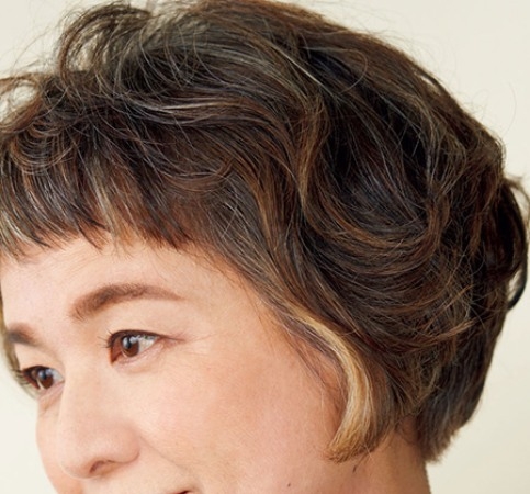 白髮一直冒，怎麼染髮較耐看持久？微白、半白、全白的染髮造型建議_img_4