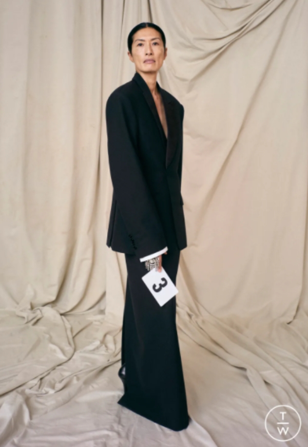 50歲當模特兒,黑斑、皺紋不用美肌!紀梵希侄媳婦Suzi:無需和別人一樣,不同就是美_img_2