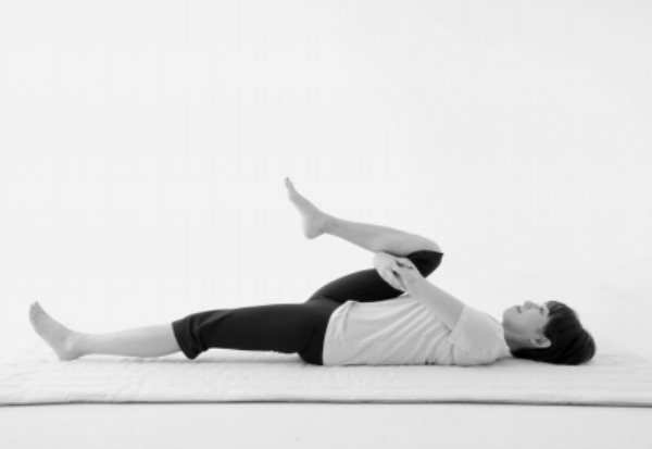 髖關節太緊，老後易跌倒！40後注意：每天躺著保養90秒，還防膝蓋痛_img_2