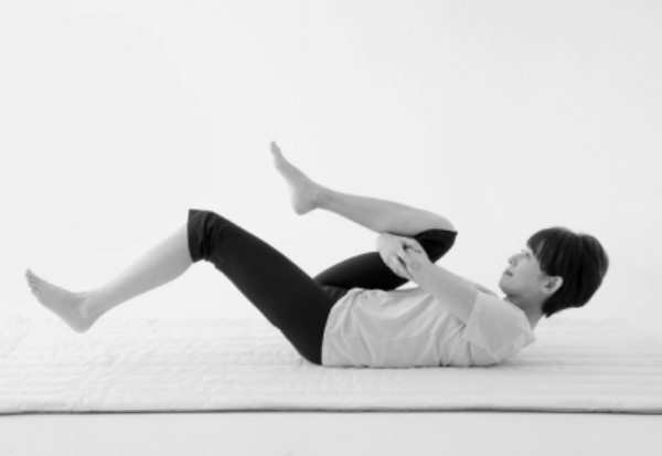 髖關節太緊，老後易跌倒！40後注意：每天躺著保養90秒，還防膝蓋痛_img_3