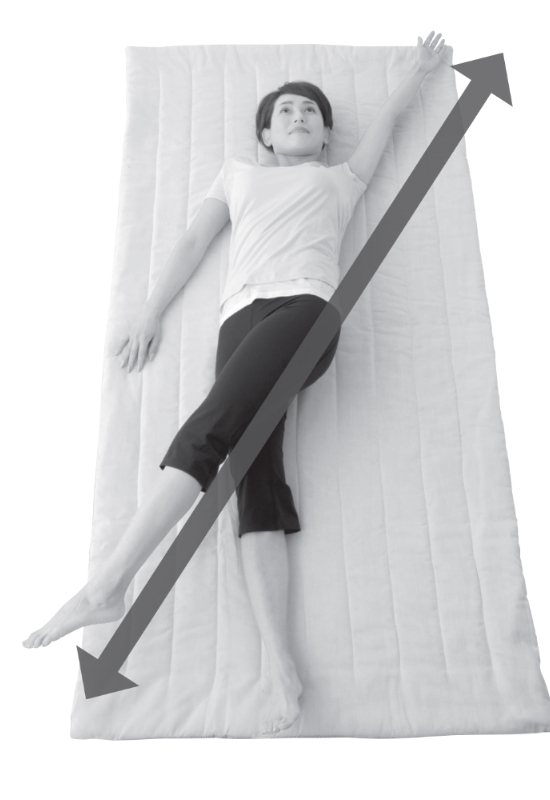 髖關節太緊，老後易跌倒！40後注意：每天躺著保養90秒，還防膝蓋痛_img_6