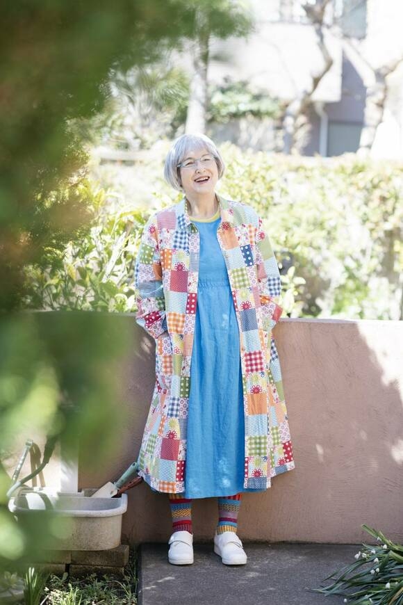 想像力能讓心情不同!《魔女宅急便》作者角野榮子:白髮後的穿搭,粉紅色與紅色特別適合_img_2