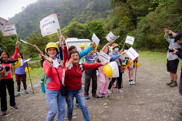 家人好友同行,71歲完成45公里北橫健走!挑戰者:營養與體力必備,有陪伴更加分_img_1