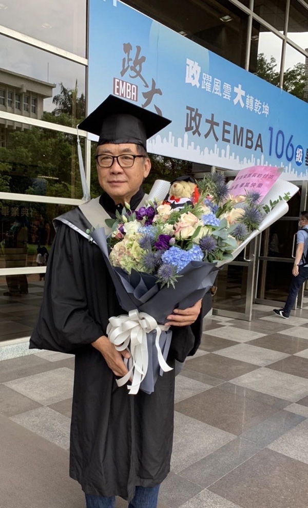 當阿公後轉換心情過生活，念EMBA、當街頭藝人！74歲梁修身：不輕言「退休」2字，才不會連走路都會變慢_img_3