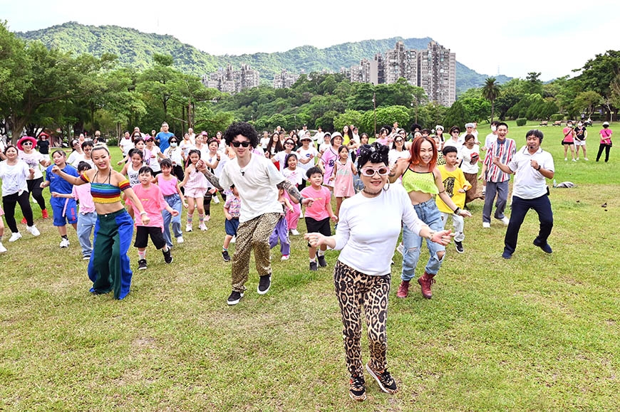 走過婚變與罹癌，70歲堅持穿出自我、笑口常開！比莉：不讓孩子擔心，學會把開心擺第一_img_1