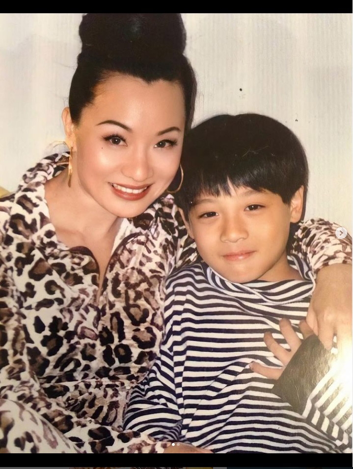 走過婚變與罹癌，70歲堅持穿出自我、笑口常開！比莉：不讓孩子擔心，學會把開心擺第一_img_2