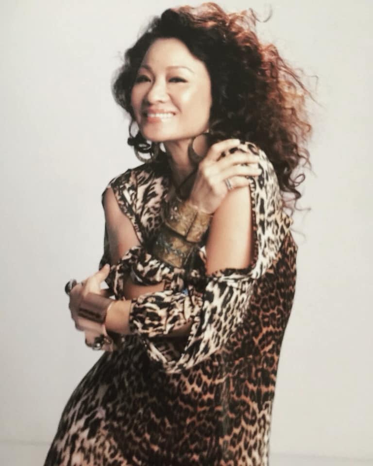 走過婚變與罹癌，70歲堅持穿出自我、笑口常開！比莉：不讓孩子擔心，學會把開心擺第一_img_3