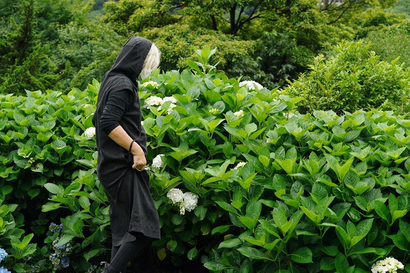 白髮、白襯衫、牛仔褲,如何穿出優雅與氣勢?設計師陳季敏:簡單最難,和諧最美_img_5