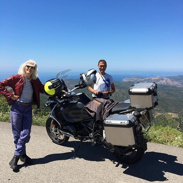 30歲留白髮、54歲成為時尚模特兒！Sylviane：天天騎單車、找尋生活美好片刻，內心的喜悅會反映在外表_img_6