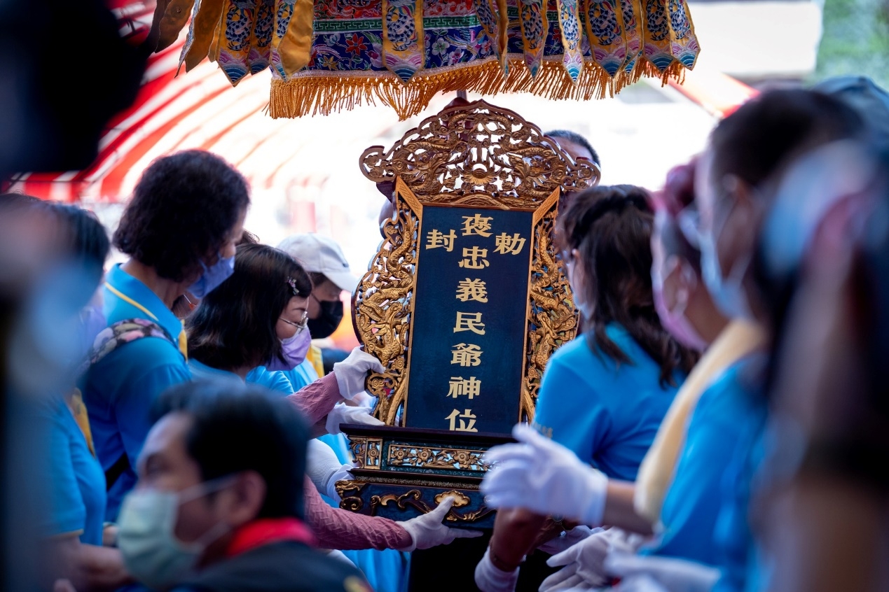 新北市客屬社團鄉親恭迎義民爺上神龕。