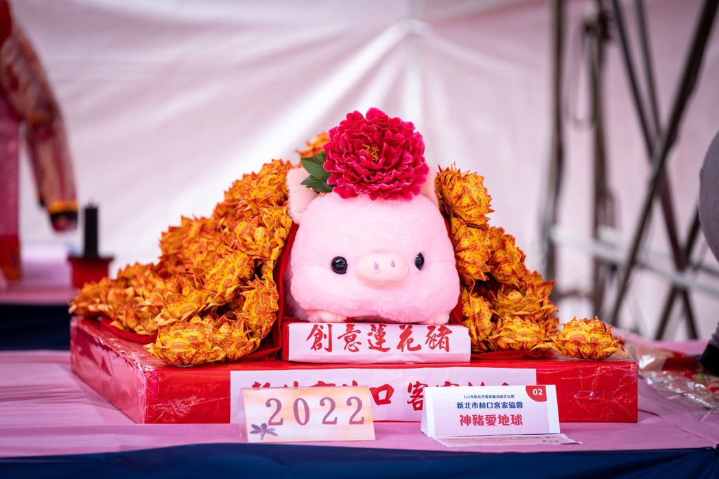 義民爺文化祭現場展示40組超吸睛的神豬藝術作品，皆是由客家鄉親透過創意巧思與複合媒材的應用所製作而成，不僅將傳統神豬文化融入環保及動保理念，更是為新北客家打造出無限的創意美學（圖為以金紙完成的「創意蓮花豬」）。