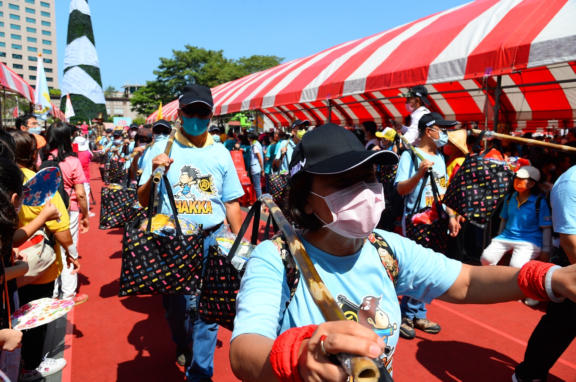 貴賓挑擔奉飯熱情參與新北義民文化祭。