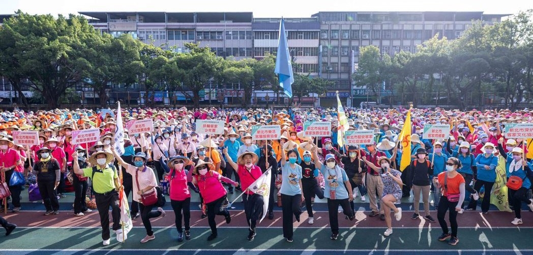 新北市客屬社團踩街遊行活動，今年「義起聚新北」國際視訊直播邀請10個海外客家社團以直播方式參加祭祀大典包含西班牙、越南、泰國、南非等國家代表、全球海內外客家鄉親及現場民眾參與。