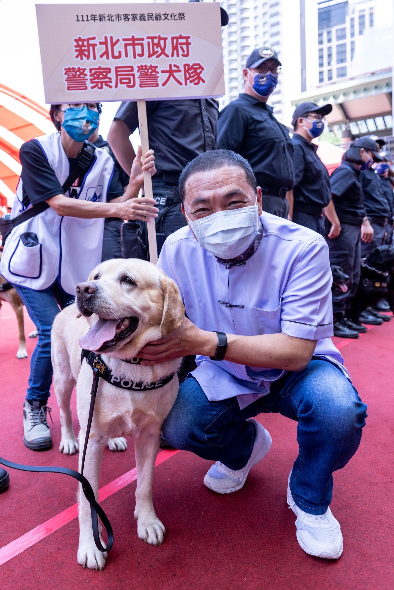 侯友宜市長與市警局警犬隊一起熱鬧參與義民爺文化祭。