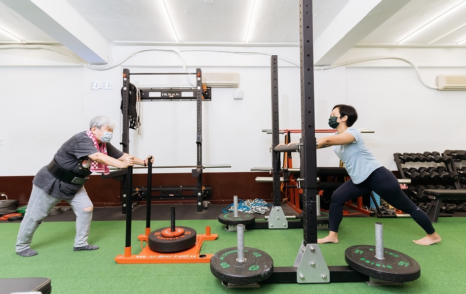 陪姑姑練重訓,讓她蹲得下、手能舉!烏烏醫師:長輩人生到最後都能走能動,就是最好的禮物_img_2