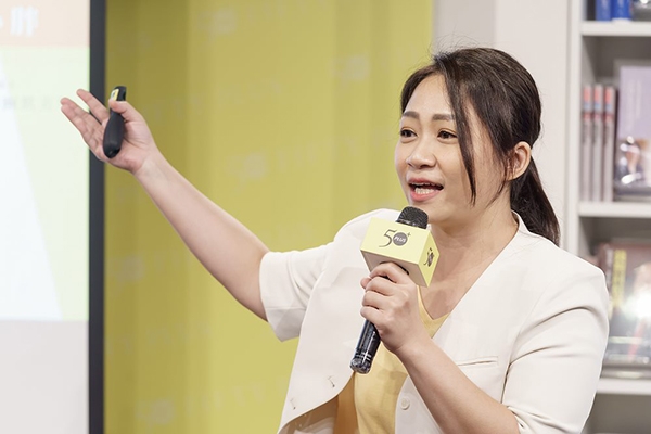 台灣脫口秀女王黃小胖提醒，會說話不是會說好聽的話，而是會說有觀點的話。