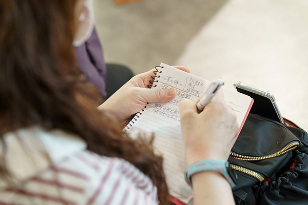 50+會員邊聽講座邊筆記，收穫豐富。