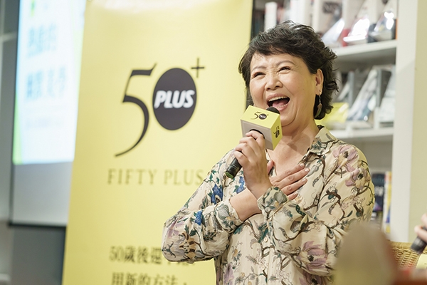 王琄平日勤練重訓預防肌少症，追求健康而非纖細，談到試穿金鐘戰袍卡住一事，樂觀大笑。