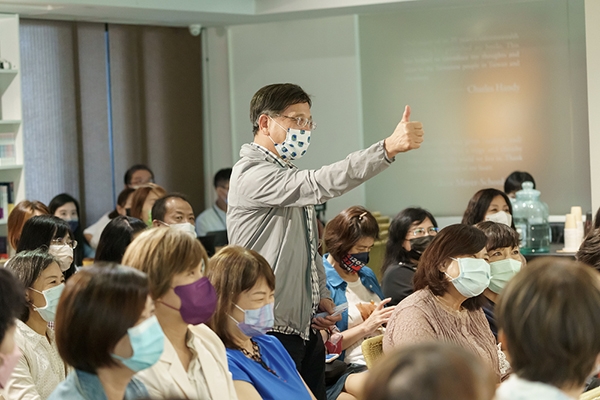 沈春華不忘與台下觀眾自然互動，展現主持功力。