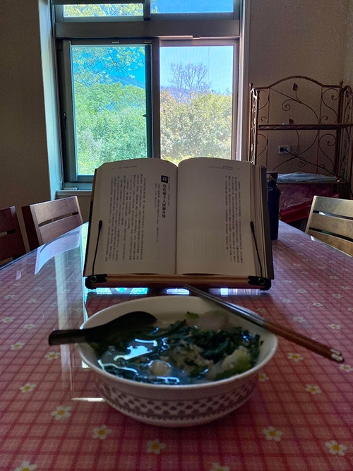 Vincent在大武山腳下，過著晴耕雨讀的簡單生活。