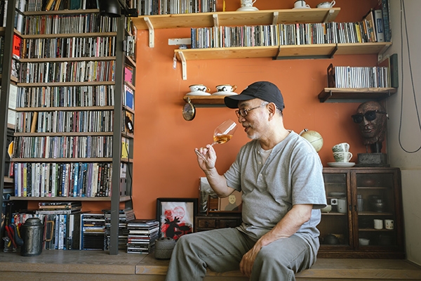 酒入口之前，先聞一聞香氣。