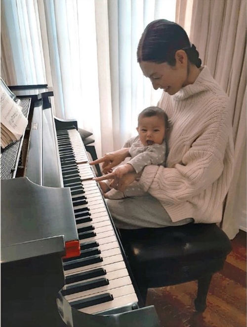 從黑髮到自然髮色的過渡期，彌生的銀白髮融入黑髮之中，營造如髮網般的效果。