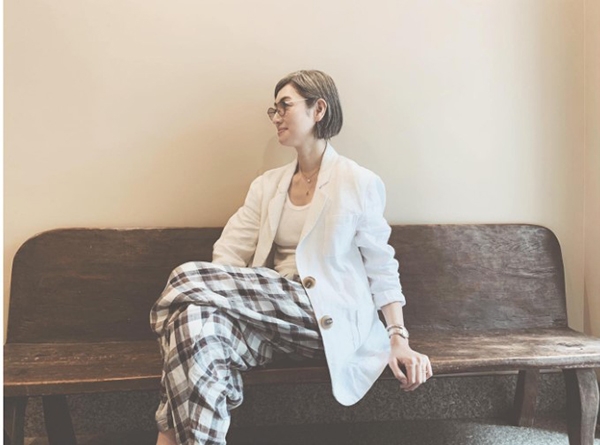 想維持自然的美，更需要多費心思打理髮型、照顧髮質。