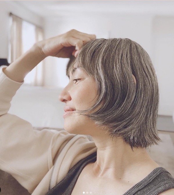 放下對「白髮＝老年」的成見，自然髮色的漸層有另一種美。