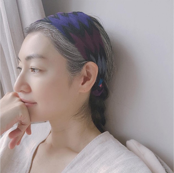 銀白髮更適合使用緞帶、絲巾，創造優雅氣質。