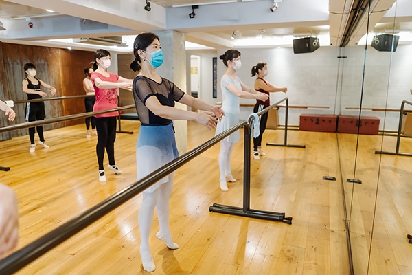 張靜芬在50+熟齡古典芭蕾課堂上，專注練習芭蕾動作。