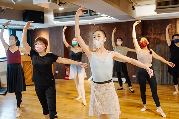 50+熟齡芭蕾教師劉郁川一邊口頭解說，一邊示範動作。