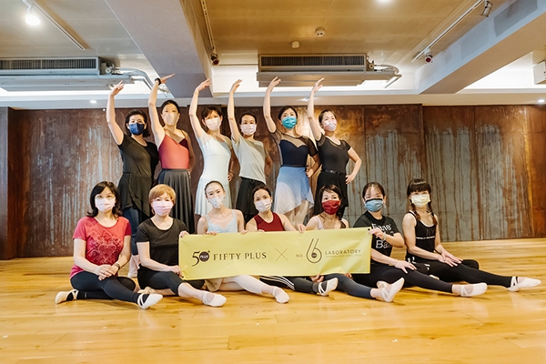 熟齡古典芭蕾課師生合影，每個人都顯得自信、亮眼。