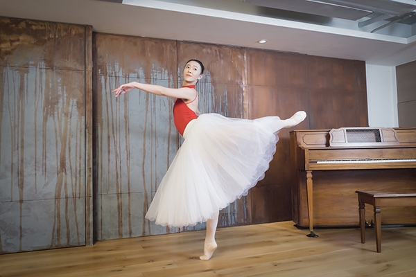 「熟齡古典芭蕾課｜跟著芭蕾舞者，在家學會《胡桃鉗》選粹」線上影音課程拍攝現場。