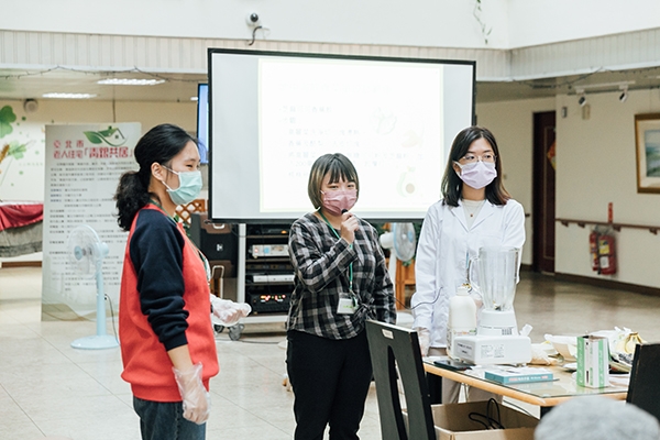 在陽明老人公寓，文化大學的學生們常一起協辦活動。