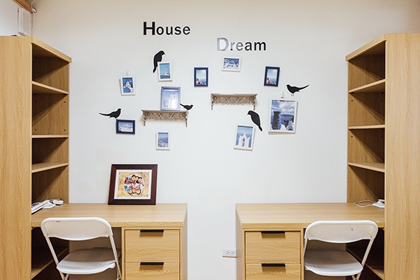 在房租高昂的文化大學學區，陽明老人公寓提供學生們一個可負擔的居住空間。圖為學生居住的雙人房。