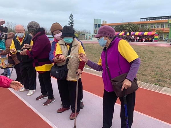 在菓葉健康園區，湖西鄉的爺爺奶奶正在進行趣味競賽。
