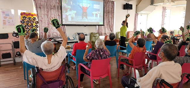 復健運動是維持身體機能的不二法門，圖為菓葉健康園區的手部肌力復健課程。