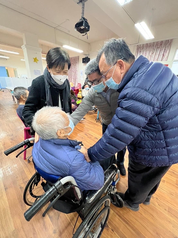 在個人化的復健課程後，有些原本坐著輪椅的長者，後來都能透過輔行器自由活動。