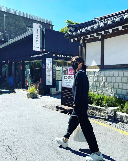 母子同遊首爾時，兒子幫陳婉若拍照，要求媽媽要有「不經意」的感覺，才是時下青年喜歡的照片。