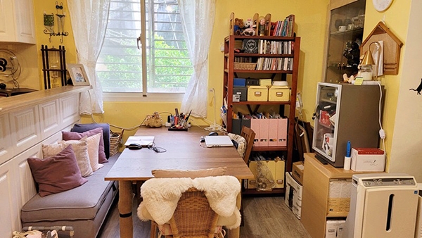 從二樓搬下來的書架、防潮箱、及原本主臥室的床尾凳，在新空間也都找到了新位置。