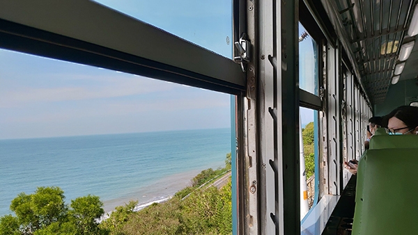 可以開窗的藍皮列車，窗外就是美麗的無敵海景。